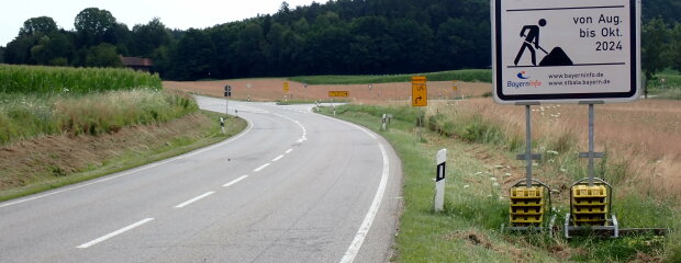 Eine Baustelleninfotafel auf der St 2144 informiert die Verkehrsteilnehmer zur kommenden Maßnahme