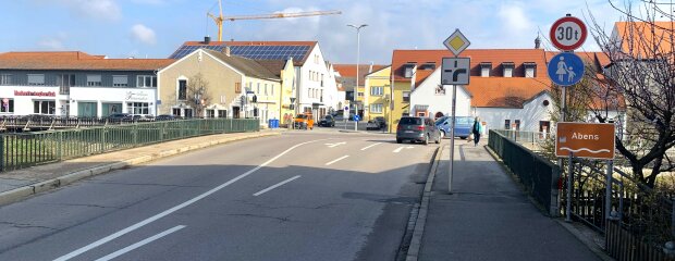 Zwischen zwei Gillamoos: Das Staatliche Bauamt Landshut baut die Brücke über die Abens neu und baut den Knotenpunkt um