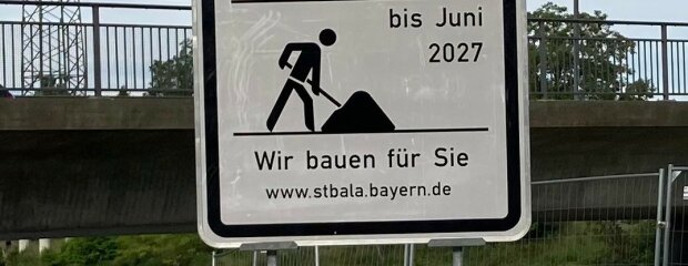 Die Baustelleninfotafel am Ufer informiert über die Maßnahme