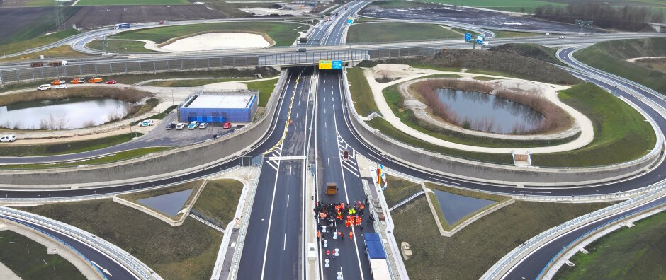 Die Verkehrsfreigabe der B15n mit der neuen Grundwasserwanne bei Ohu - © 