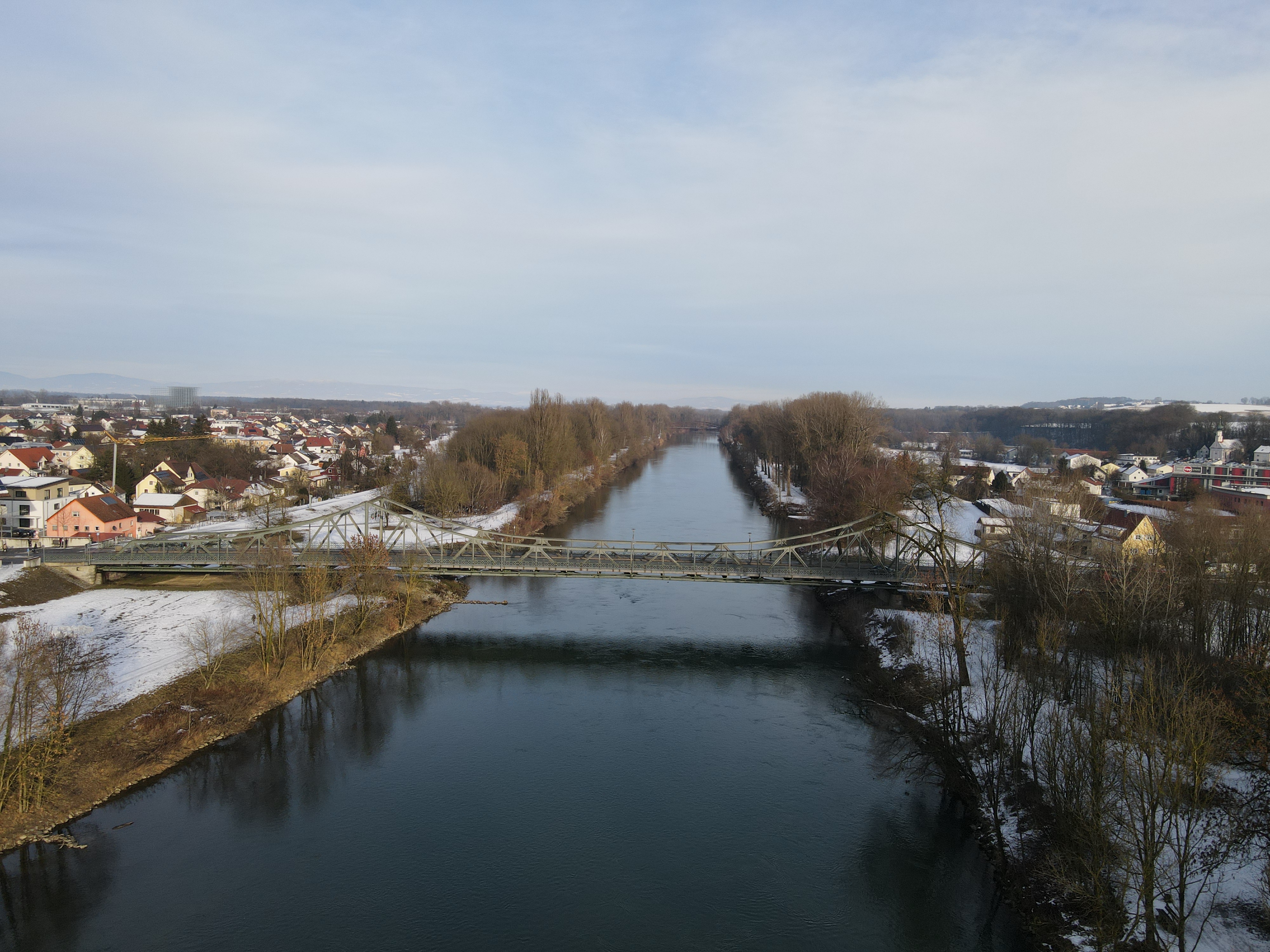 Die Isarbrücke Landau wird 2025 grundhaft instandgesetzt. Die Isarbrücke Landau wird 2025 grundhaft instandgesetzt.