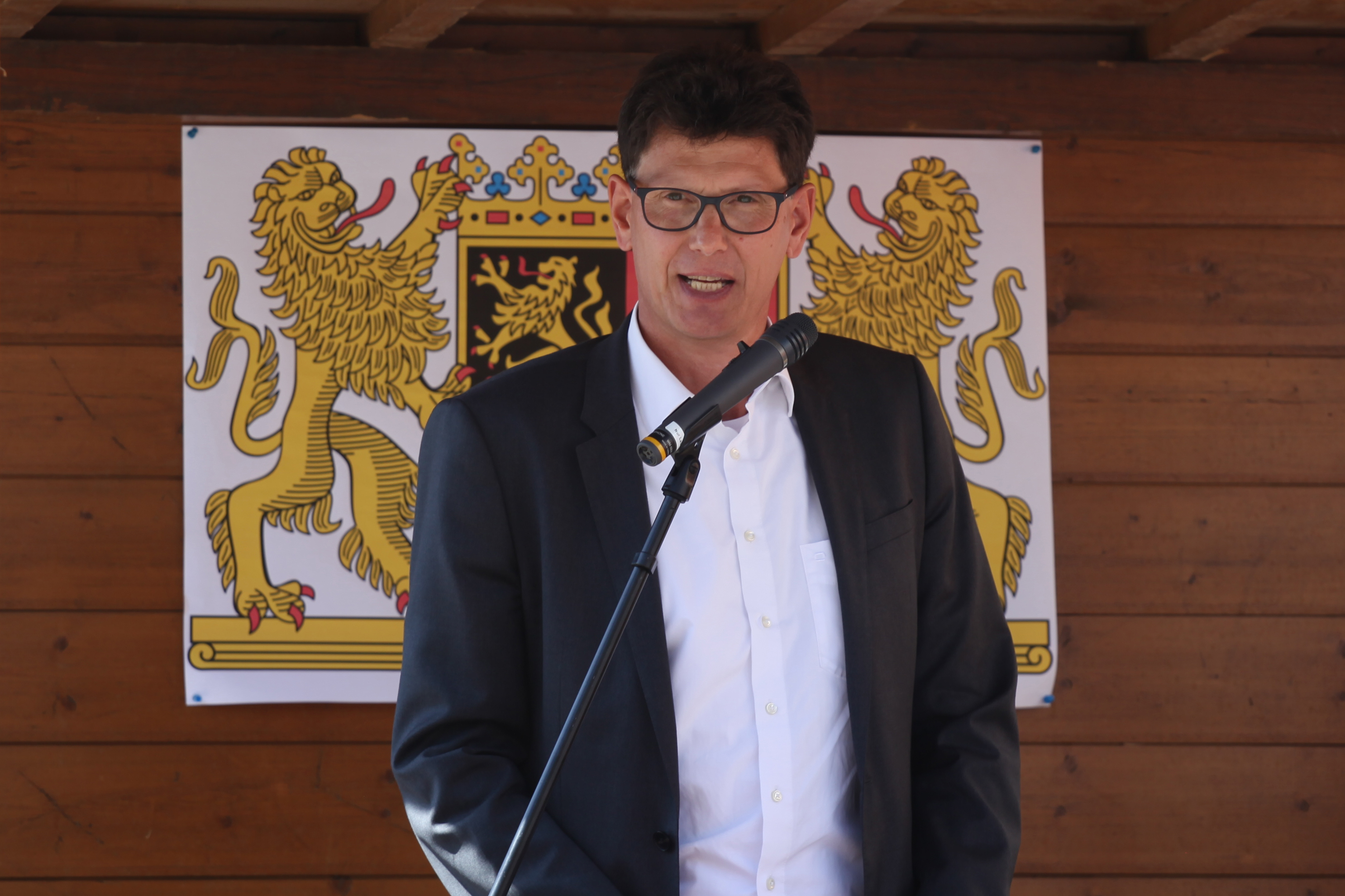 Stefan Leitner, Bereichsleiter Straßenbau, begrüßte die Gäste im Namen des Staatlichen Bauamtes. Stefan Leitner, Bereichsleiter Straßenbau, begrüßte die Gäste im Namen des Staatlichen Bauamtes.