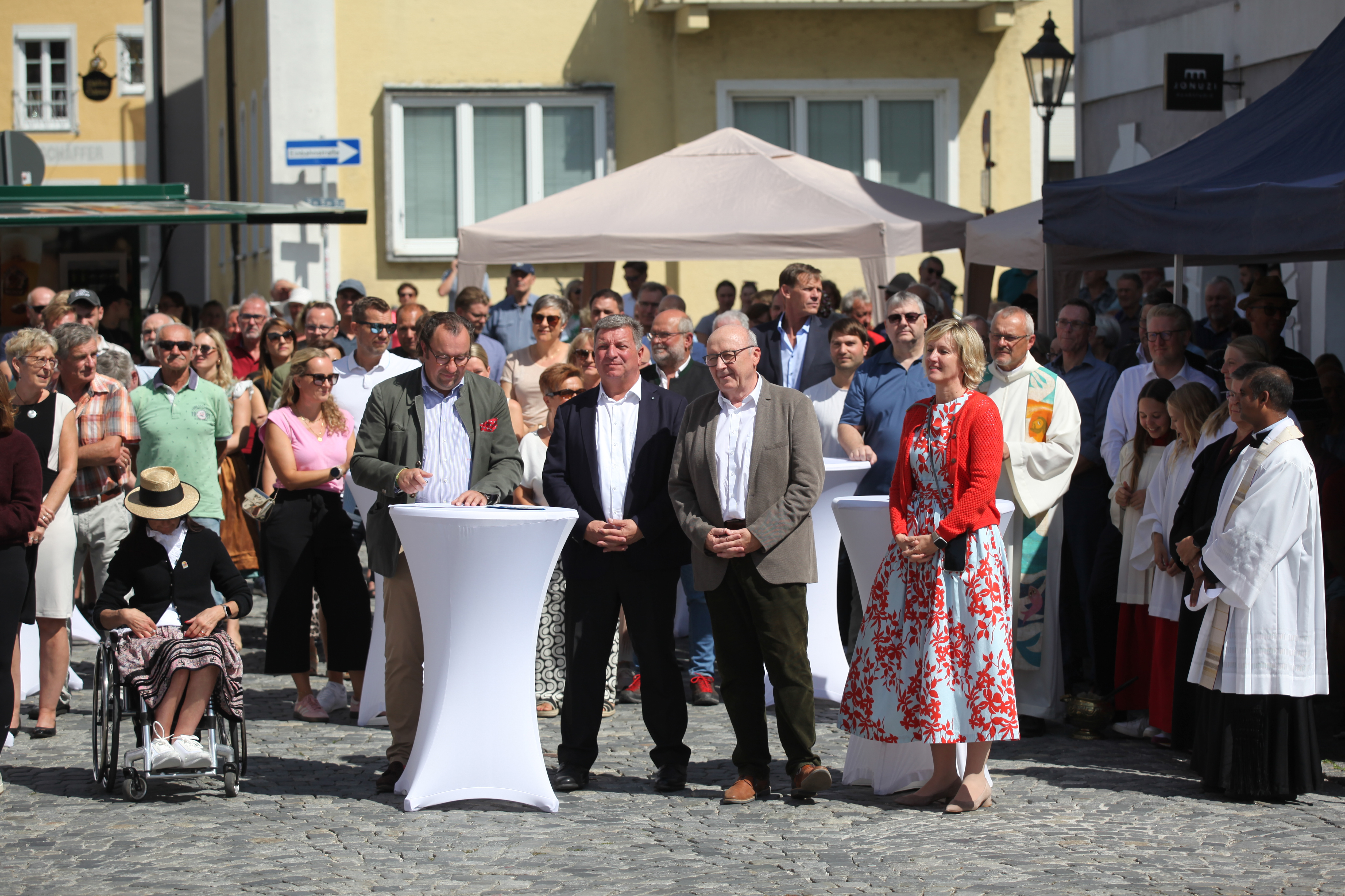 Bürgermeister Dr. Bernhard Resch, Verkehrsminister Christian Bernreiter, Landrat Martin Neumeyer und Landtagsabgeordnete Petra Högl bei der Verkehrsfreigabe. Bürgermeister Dr. Bernhard Resch, Verkehrsminister Christian Bernreiter, Landrat Martin Neumeyer und Landtagsabgeordnete Petra Högl bei der Verkehrsfreigabe.