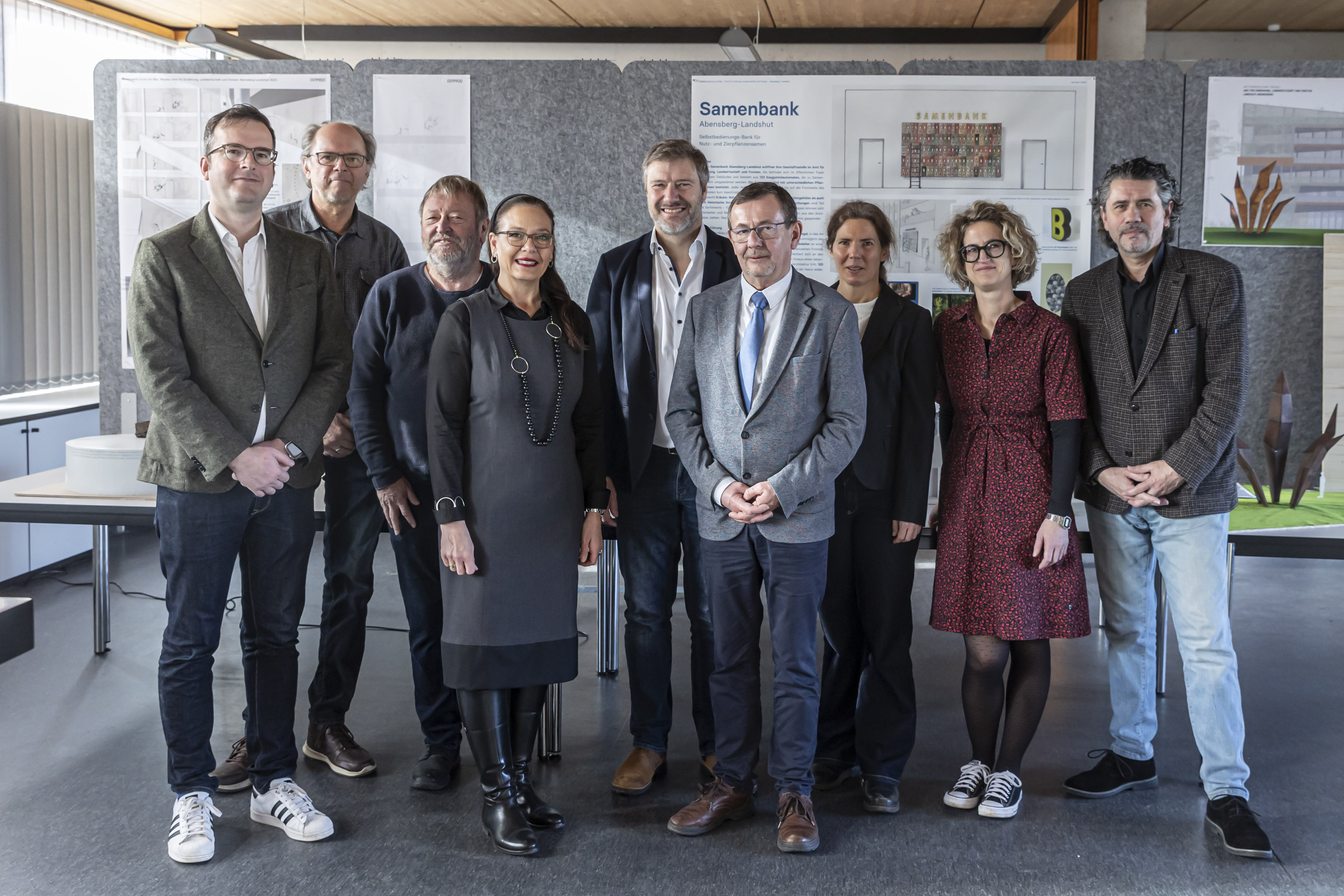 Von links: Dr. Clemens Knobling (Bezirksheimatpfleger, Bezirk Niederbayern), Ernst Zahnweh (freischaffender Künstler), Hubert Huber (Juryvorsitz, freischaffender Künstler), Uta Riedel (Behördenleiterin, Staatliches Bauamt Landshut), Bernhard Kohl (Sachgebietsleiter Hochbau, Regierung von Niederbayern), Jens Nebe (Behördenleiter, Amt für Ernährung, Landwirtschaft und Forsten), Christine Braun (Referat 14, Bayer. Staatsministerium für Wohnen, Bau und Verkehr) Dipl.-Ing. (FH) Barbara Brenner (Landschaftsarchitektin, LAB), Georg Tassev (freischaffender Künstler) Von links: Dr. Clemens Knobling (Bezirksheimatpfleger, Bezirk Niederbayern), Ernst Zahnweh (freischaffender Künstler), Hubert Huber (Juryvorsitz, freischaffender Künstler), Uta Riedel (Behördenleiterin, Staatliches Bauamt Landshut), Bernhard Kohl (Sachgebietsleiter Hochbau, Regierung von Niederbayern), Jens Nebe (Behördenleiter, Amt für Ernährung, Landwirtschaft und Forsten), Christine Braun (Referat 14, Bayer. Staatsministerium für Wohnen, Bau und Verkehr) Dipl.-Ing. (FH) Barbara Brenner (Landschaftsarchitektin, LAB), Georg Tassev (freischaffender Künstler)
