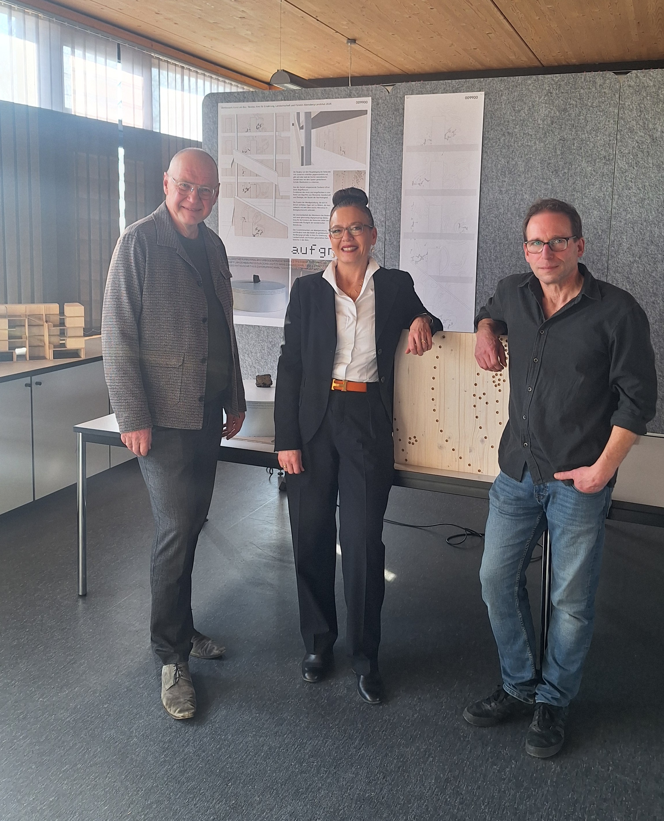 Von links: Uta Riedel, Behördenleiterin des Staatlichen Bauamts Landshut, beglückwünscht die Preisträger Karl-Heinz Einberger und Valentin Goderbauer, Künstlernetzwerk netzhalde Von links: Uta Riedel, Behördenleiterin des Staatlichen Bauamts Landshut, beglückwünscht die Preisträger Karl-Heinz Einberger und Valentin Goderbauer, Künstlernetzwerk netzhalde