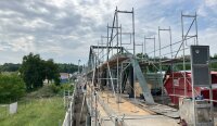 Die Sanierung der Isarbrücke schreitet voran. Damit die Bauarbeiten ungehindert möglich sind, wird der Geh- und Radweg ab Montag gesperrt