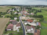 Asphaltierungsarbeiten vor der Verkehrsfreigabe der St 2054 in Langenvils