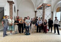 Referendare der vierten Qualifizierungsebene und Bereichsleiter aller Bezirksregierungen waren auf der Baustelle der Stadtresidenz zu Gast