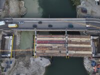 Die Lücke wird geschlossen: Um die Montage des Traggerüsts abzuschließen, werden nochmal Traggerüstelemente eingehoben.