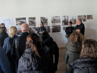 Die Gäste unter der Leitung von Leitendem Baudirektor Bernd Bayer wurden von Leitender Baudirektorin Uta Riedel, der Leiterin des Staatlichen Bauamtes Landshut, Baudirektorin Kathy Dörr und Architekt Wilhelm Zett vom Büro Eck-Fehmi-Zett aus Landshut durch die Baustelle geführt.
