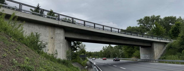 Die Brücke über die B20 wird geprüft.