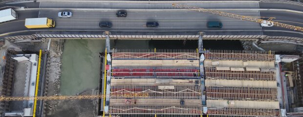 Die Lücke wird geschlossen: Um die Montage des Traggerüsts abzuschließen, werden nochmal Traggerüstelemente eingehoben.