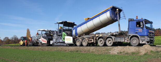 Bei der Sanierung der Staatsstraße 2045 wurde zu 100 Prozent wiederaufbereiteter Asphalt verwendet.