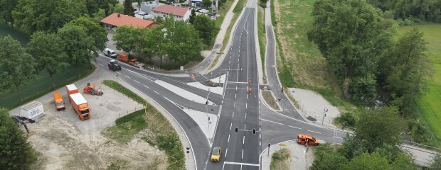 Blick von oben auf die Kreuzung mit der neuen Ampelanlage Blick von oben auf die Kreuzung mit der neuen Ampelanlage