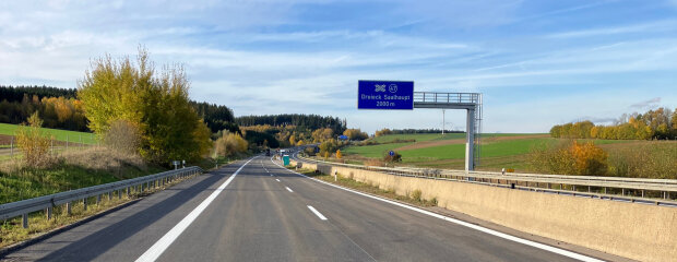 Die Straßenbauarbeiten zwischen dem Autobahndreieck Saalhaupt und der An-schlussstelle Schierling Nord der B15 gehen am Freitag zu Ende. 