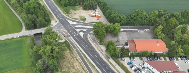 Im Zuge des Umbaus des Knotenpunkts Preysing-Allee mit einer Ampel ist der Bau einer Radwegbrücke über die Vils notwendig geworden